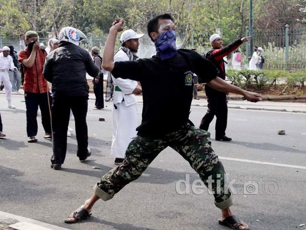 Dari Ketapel Hingga Molotov Berseliweran