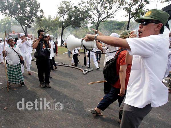 Munarman & Kapolda Tenangkan Massa Anti AS Munarman & Kapolda Tenangkan Massa Anti AS