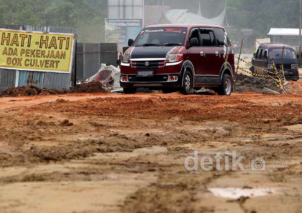 Jalan Raya Pekanbaru Bangkinang Memprihatinkan
