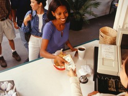 Wanita Misterius Traktir Semua Pelanggan di Restoran