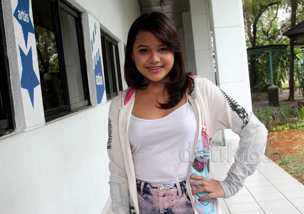 Aurel Bergaya dengan Hotpants