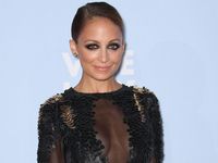Nicole Richie Tampil Anggun & Seksi
