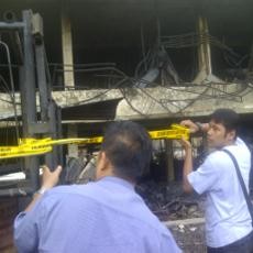 Police Line Dibentangkan di Lokasi Kebakaran Pasar Turi Lama