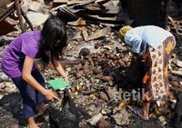 Mengais Sisa-sisa Kebakaran Pasar Turi Lama