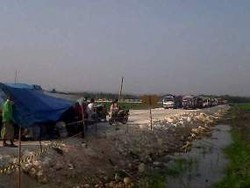 Terganggu Debu, Warga Blok Cepu Blokir Akses Proyek MCL 