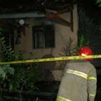 Rumah Tersangka Pembunuhan Dibakar Warga