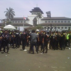 Tak Ditemui Kadinkes, Massa Pilih Lanjutkan Demo di Gedung Sate