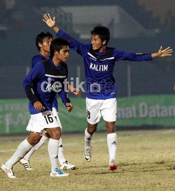 Pemain PON Kaltim Bayu gatra (kanan) turut menyumbang gol.