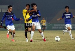 Pemain PON Kaltim Mari Siswanto (kedua dari kanan), menabrak pemain depan Jateng Gunaryo (kedua dari kiri).