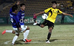 Pemain tengah PON Jawa Tengah Vidi Hasiholan (kanan), melepaskan tendangan namun belum tepat sasaran.
