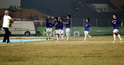 Pelatih tim PON Kaltim Rudy Kaltjes (kiri), memberikan semangat dari pinggir lapangan kepada para pemainnya.