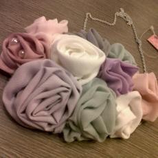 Tampil Feminim dengan Untaian Kalung Mutiara