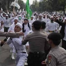 Kaca Belakang Mobil Kapolda Metro Pecah Saat Kericuhan di Kedubes AS