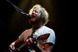 Pentolan Bon Iver Minta Para Penggemar Desain Tato Barunya