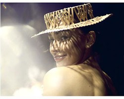 Hasil Bidikan Fotografer Andra Alodita di Balik Panggung