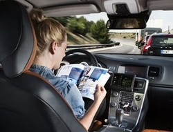 Ngetweet, Baca Buku Sambil di Belakang Setir? Ah Bisa Saja