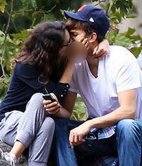 Mila Kunis & Ashton Kutcher Kepergok Ciuman