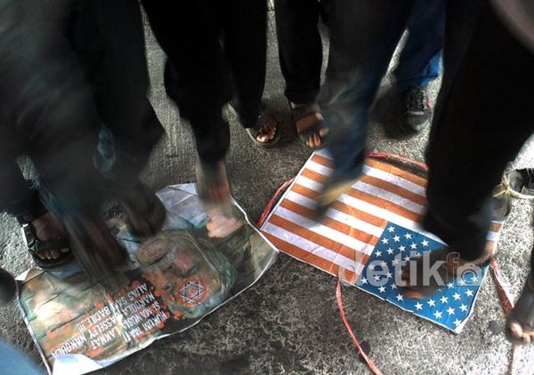 Kutuk Innocence of Muslim, Pendemo Injak-injak Bendera AS