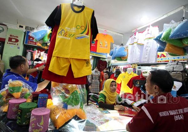 Berburu Pernak-pernik PON di Pasar Bawah