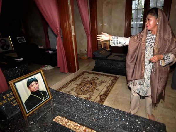 Ziarah Makam Keluarga, Istri Foke Menangis