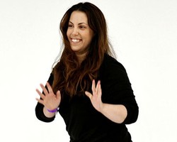 Mary Katrantzou Jadikan Prangko Sebagai Motif di Koleksi Terbaru