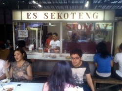 Asyiknya Ngudap Es Sekoteng dan Siomay di Bawah Pohon