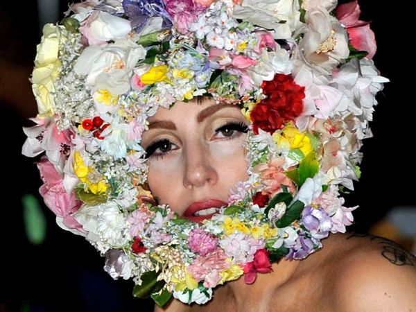 Wow, Kepala Lady Gaga Ditumbuhi Bunga!