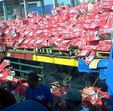 Ratusan Kardus Bir Tumpah di Tengah Jalan