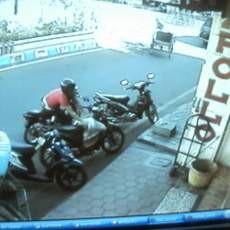 Curi 2 Plastik Krupuk, Seorang Pengendara Motor Dihajar Warga