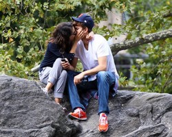 Ashton Kutcher & Mila Kunis Kepergok Ciuman (Lagi)