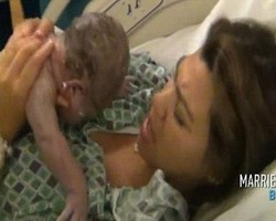 Kourtney Kardashian Menarik Sendiri Bayinya Keluar Saat Melahirkan