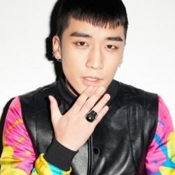 Seungri Bigbang Tertangkap Kamera Mesra dengan Model Jepang