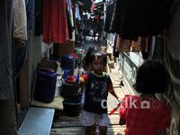 Melihat Aktivitas Warga Kampung Kumuh