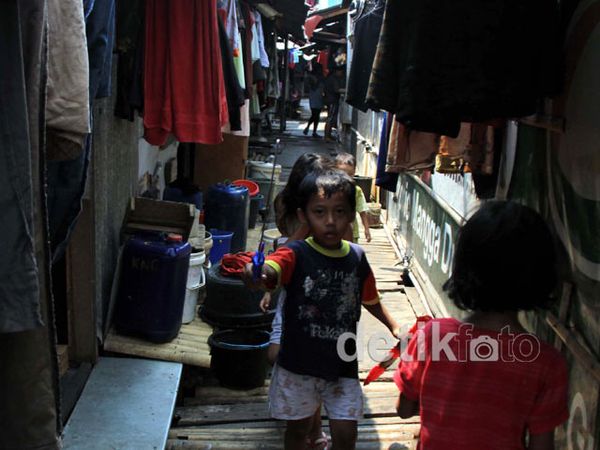 Melihat Aktivitas Warga Kampung Kumuh