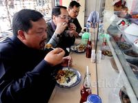 3 Anggota DPR Ini Makan di Warteg dengan Lahap