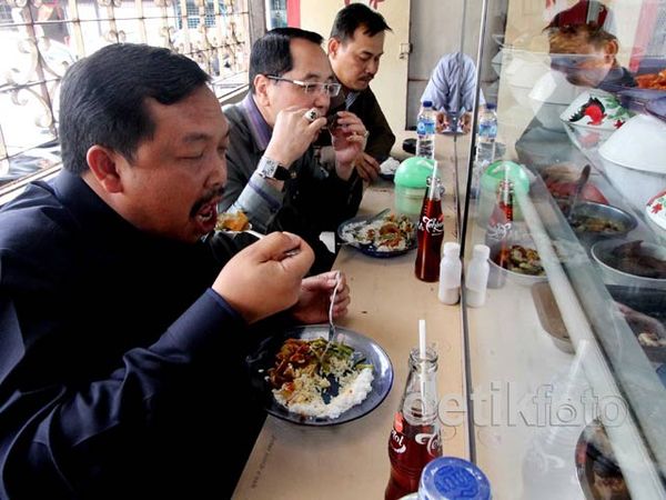3 Anggota DPR Ini Makan di Warteg dengan Lahap