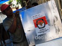 Warga Jakarta Mulai Bangun TPS