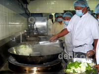 Juru Masak Latihan Siapkan Menu Jamaah Haji