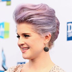 Kelly Osbourne Tak Segan Tendang Paparazzi