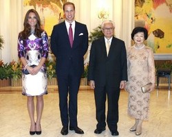 Baju Kate Middleton Saat di Singapura Habis Terjual Dalam 1 Jam
