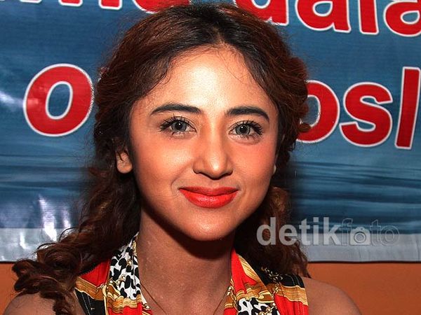 Dewi Persik Dekat dengan Pria India