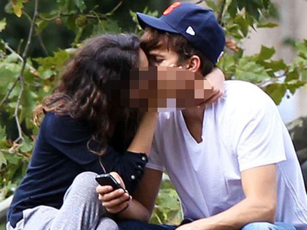 Mila Kunis & Ashton Kutcher Kepergok Ciuman
