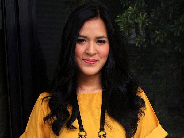 Gaya Casual Raisa