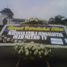 Bawa Karangan Bunga, Rohis Kota Bandung Tuntut Metro TV Minta Maaf
