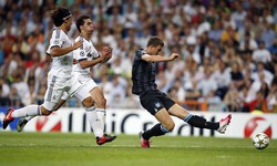 Edin Dzeko melepaskan tembakan yang berbuah gol. Reuters/Sergio Perez.