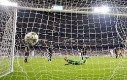 Joe Hart gagal menghadang tendangan Marcelo. Reuters/Felix Ordonez.