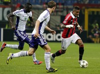 Kevin Prince Boateng berusaha melewati dua pemain Anderlecht. Reuters/Stefano Rellandini.