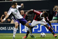 Kevin Constant berebut bola dengan Marcin Wasilewski. Reuters/Stefano Rellandini.