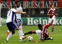 Kevin Prince Boateng harus jatuh bangun untuk menembus pertahanan Anderlecht. Reuters/Stefano Rellandini.