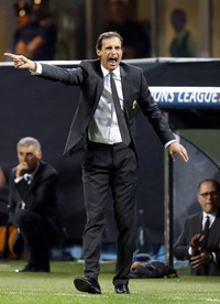 Massimiliano Allegri memberikan arahan kepada para pemain AC Milan dari pinggir lapangan. Reuters/Stefano Rellandini